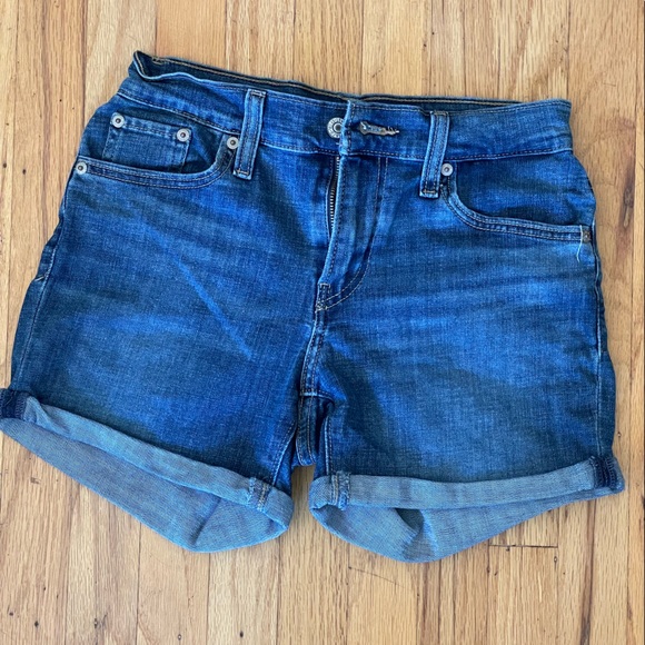 Levi's Pants - Levi’s mid length short 26